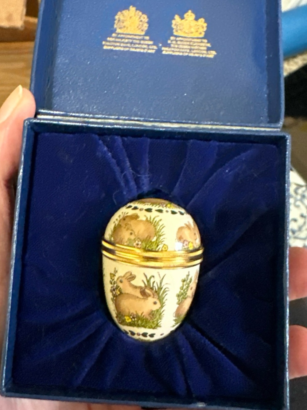 HALCYON DAYS ENAMEL BOX - VINTAGE EASTER BUNNY EGG & STAND - RABBITS & FLOWERS - Picture 7 of 7